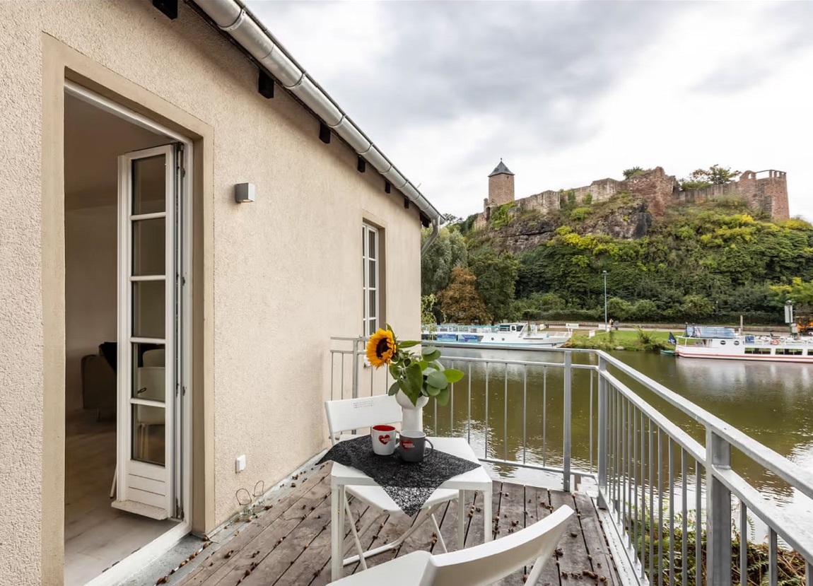 Balkon mit Blick auf die Burg Giebichenstein Ferienwohnung in Halle