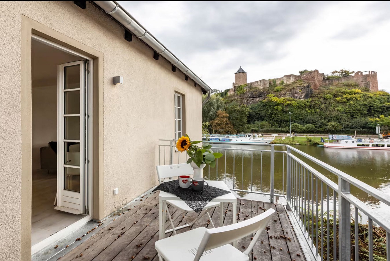 Balkon mit Blick auf die Burg Giebichenstein Ferienwohnung in Halle